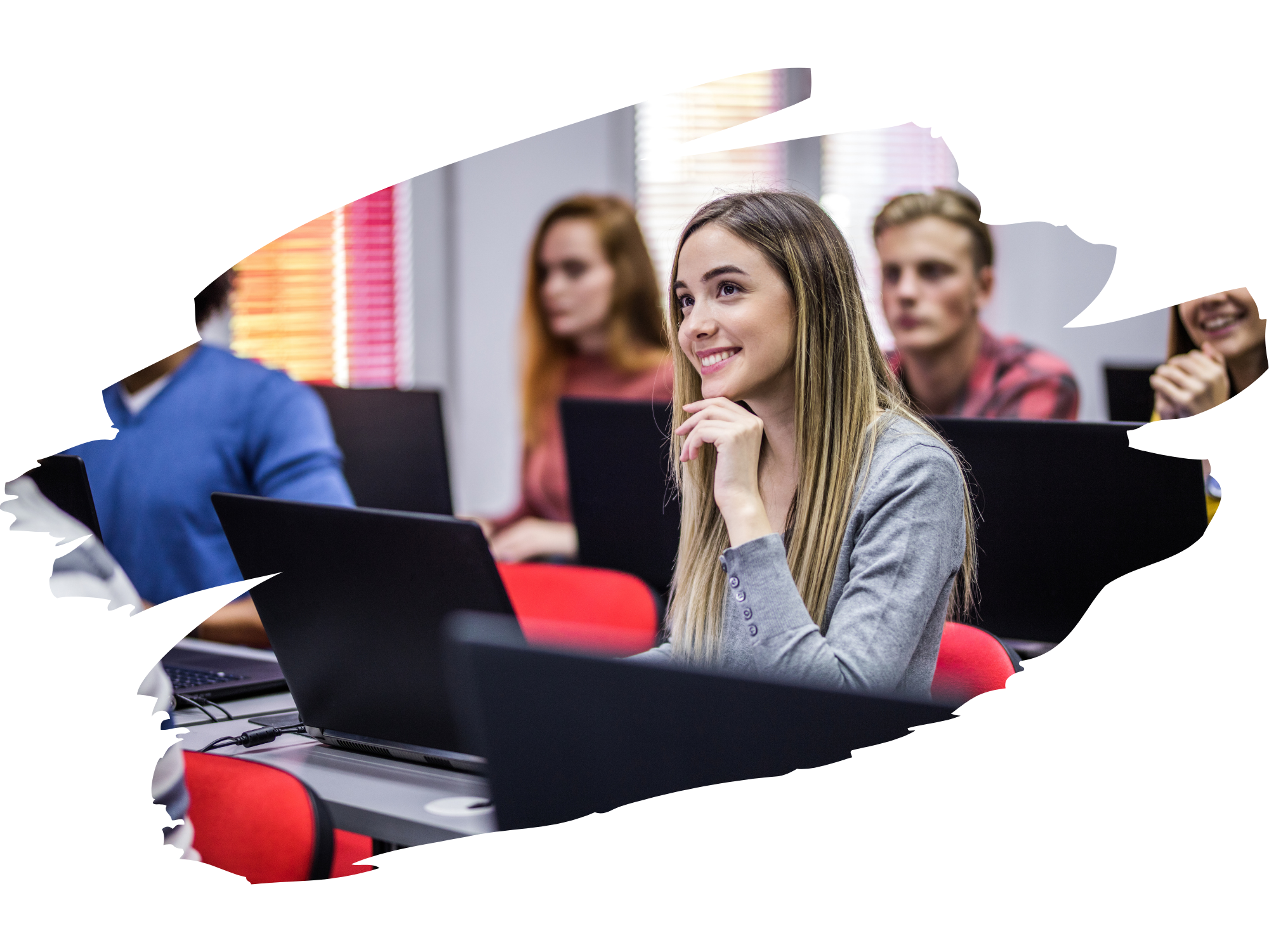 Aluno sorrindo usando celular